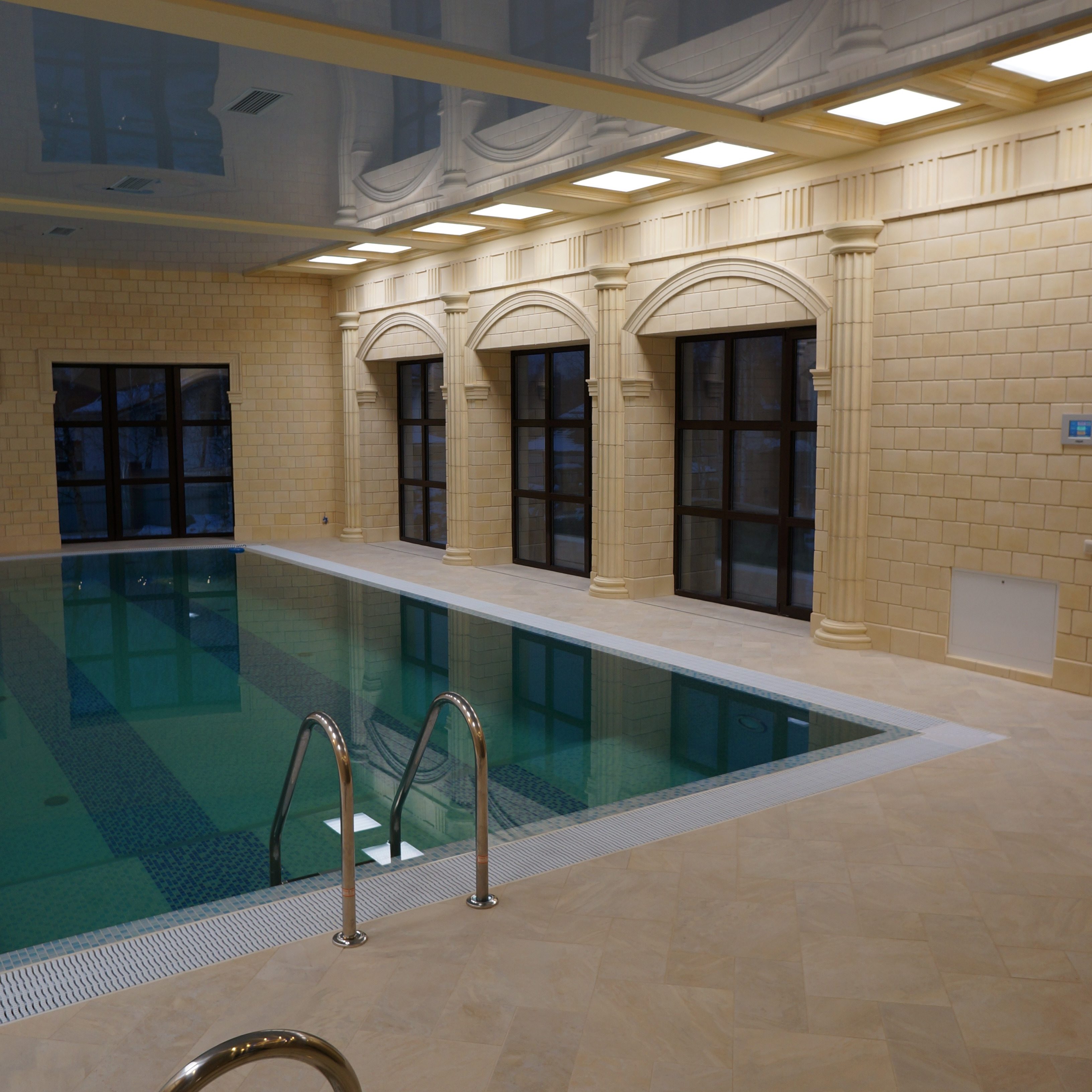 image for круглогодичный бассейн «Манящий Портофино» с отделкой известняком и песчаником