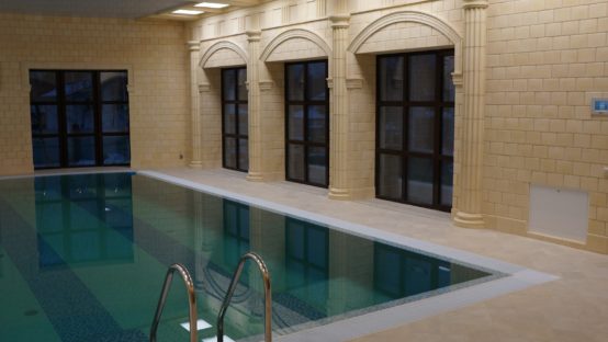 image for круглогодичный бассейн «Манящий Портофино» с отделкой известняком и песчаником