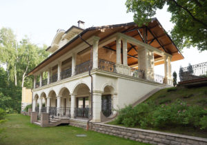 Облицовка фасадов дома натуральным камнем